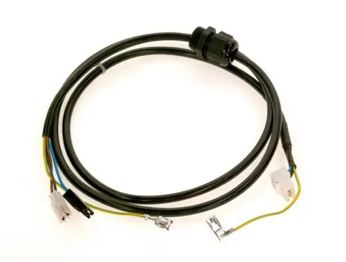 Schwarzes Kabel mit mehreren Leitungen und Steckverbindern. Eine Verbindung zur Elektronik, möglicherweise für Bosch-Geräte.